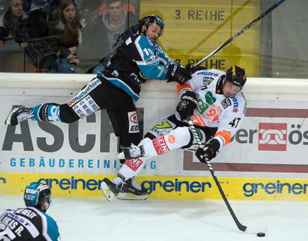 Andrew Jacob Kozek  (EHC Liwest Black Wings Linz) checkt Evan Brophey (Moser Medical Graz 99ers), EHC Liwest Black Wings Linz vs Moser Medical Graz 99ers