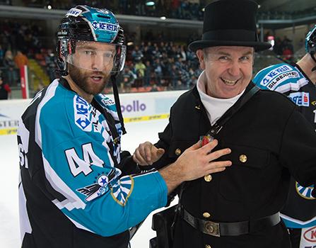 Rauchfangkehrer mit Olivier Latendresse (EHC Liwest Black Wings Linz), EHC Liwest Black Wings Linz vs HC Orli Znojmo