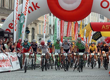 Das Starterfeld, beim 11. Hrinkow MTB Citykriterium, Kategorie Elite, nimmt das Rennen auf.