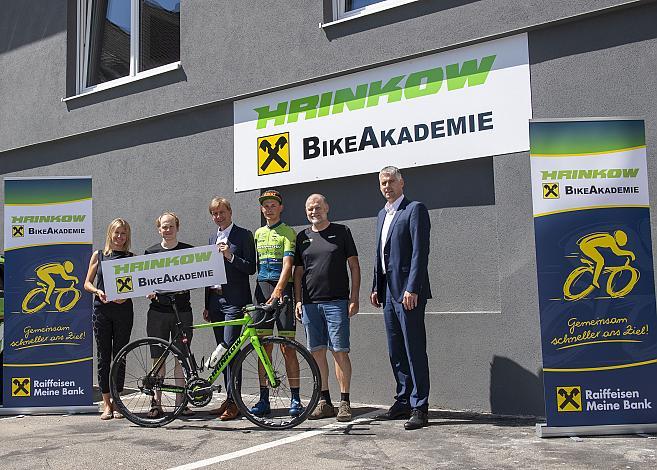 v.l.  Mag. Martina Schober, Raiffeisenkasse Haidershofen, Dominik Hrinkow (Team Manager Hrinkow Advarics Cycleang), Hannes Brandecker (AUT, Hrinkow Advarics Cycleang), Josef Neuhauser, Raiffeisen Ennstal, Alexander Hrinkow (Hrinkow Advarics Cycleang Team), Dir. Dr. Andreas Schmidbauer, Raiffeisen Kompetenzzentrum Steyr, Hrinkow Raiffeisen Bike Akademie Steyr, Team Hrinkow Advarics Cycleang 
