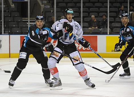 #8 Michael Mayr, Liwest Black Wings Linz verteidigt gegen die #28 vom EV Zug Patrick Opplinger.