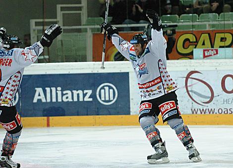 #49 Martin Hohenberger, feiert seinen Treffer.