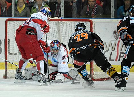 Markus Matthiasson, Liwest Black Wings Linz vor dem Tor der Salzburger, im Tor David Leneveu.