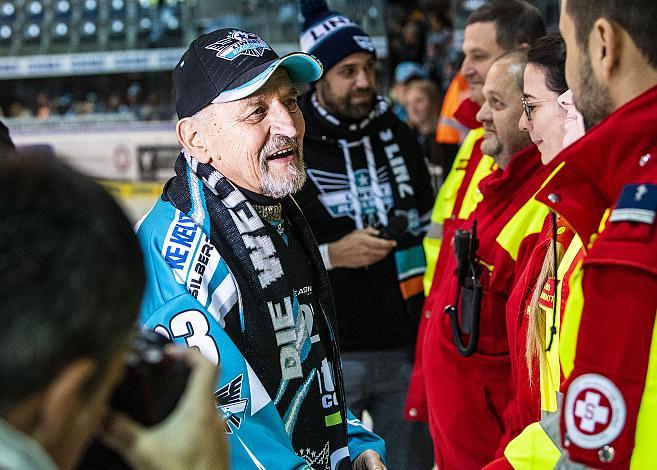 Im Bild: Hermann Palmetshofer bedankt sich beim Samariterbund fÃ¼r seine Rettung,  Eishockey,  EHC Liwest Black Wings Linz vs Vienna Capitals