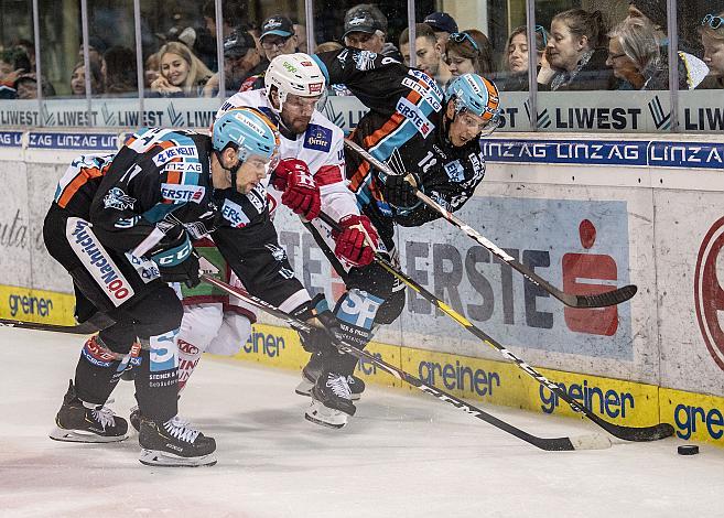 Im Bild: Marek Kalus (EHC Liwest Black Wings Linz), Siim Liivik (EC KAC), Valentin Leiler (EHC Liwest Black Wings Linz),  Eishockey,  EHC Liwest Black Wings Linz vs EC KAC