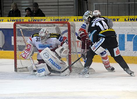 Justin Keller Liwest Black Wings Linz vs. Andy Chiodo, Tormann EC KAC