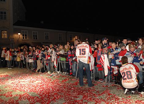 Die Red Bulls erfuellen Autogrammwuensche.