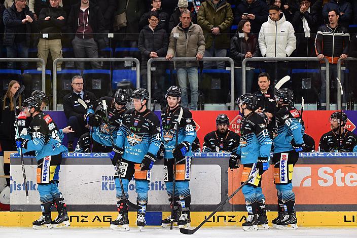 Das Team der Steinbach Black Wings Linz, Time Out,   28. Runde ICE, Steinbach Black Wings Linz vs HC Falkensteiner Pustertaler Wölfe, Linz AG Eisarena 