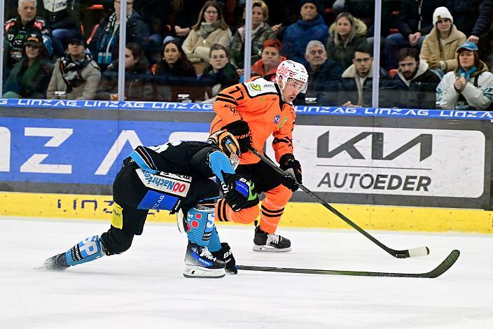 Niklas Würschl (Steinbach Black Wings), Trevor Gooch (Graz 99ers) Win2Day ICE Hockey League,  Steinbach Black Wings Linz vs Moser Medical Graz 99ers,  Linz AG Eisarena 