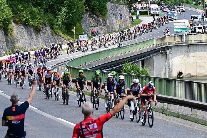 Das Peloton bei Klaus, Team Hrinkow Advarics  4. Etappe von Steyr nach Steyr, 170,5km, Tour of Austria