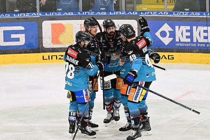 Die Steinbach Black Wings Linz feiern das Tor zum 1 zu 0 durch Yohann Aumtu (Steinbach Black Wings Linz), 45. Runde ICE, Steinbach Black Wings Linz vs FTC-Telekom, Linz AG Eisarena 