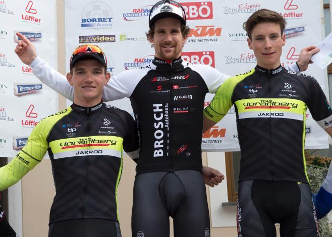 Siegerpodest, v.l. Patrick Jäger (AUT, Team Vorarlberg) ,   Jonas Schmeiser (Ger, RSC Kempten - Lightweight Testteam), Gian Friesecke (Team Vorarlberg)
Siegerpodest, v.l. Patrick JÃ¤ger (AUT, Team Vorarlberg) ,   Jonas Schmeiser (Ger, RSC Kempten - L