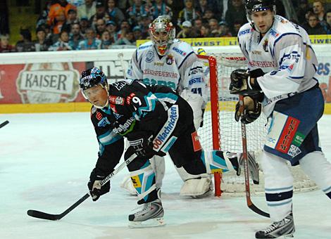 # 19 Rob Shearer, EHC Liwest Black Wings Linz vor dem Tor der Ungarn gehuetet von der #31 Levente Szuper, Tormann, Alba Volan Szekesfehervar.