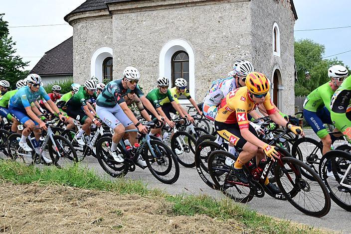 Das Peloton in der 3. Etappe,  51. Int. Oberösterreich Junioren Rundfahrt, Bad Wimsbach - Strass im Attergau