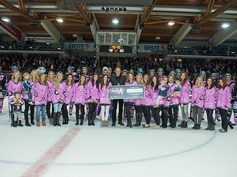 Pink Ribbon Scheck uebergabe, Spielerfrauen, EHC Liwest Black Wings Linz vs HC Orli Znojmo