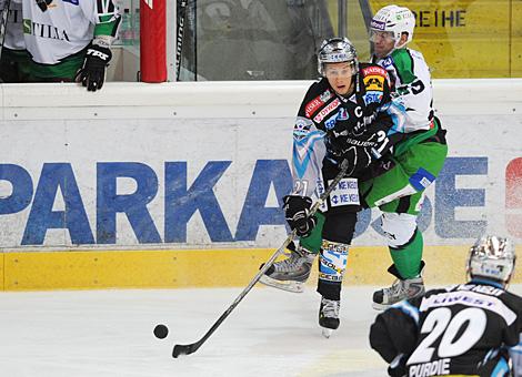 Philipp Lukas Liwest Black Wings Linz im Angriff gegen HDD TILIA Olimpija Ljubljana
