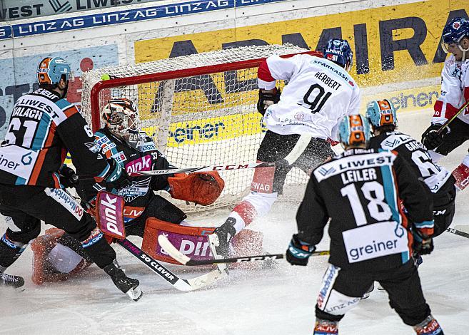 Im Bild: Caleb Herbert (HC TWK Innsbruck  Die Haie), vor Tormann Jeff Glass (EHC Liwest Black Wings Linz),  Eishockey,  EHC Liwest Black Wings Linz vs HC TWK Innsbruck â€žDie Haieâ€œ