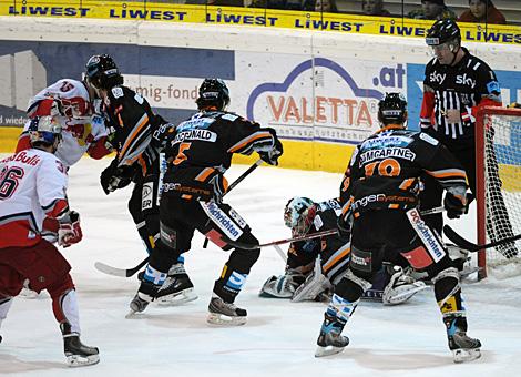 Alex Westlund  Liwest Black Wings Linz haelt den Puck vor den Salzburgern Manuel Latusa und Marco Pewal, EC Red Bull Salzburg