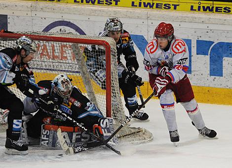 Alex Westlund  Liwest Black Wings Linz klaert vor #14 Ziga Jeglic HK Acroni Jesenice