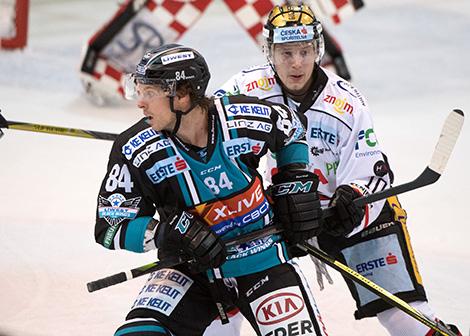 Corey Locke (EHC Liwest Black Wings Linz) und David Bartos (HC Orli Znojmo)  EHC Liwest Black Wings Linz vs HC Orli Znojmo