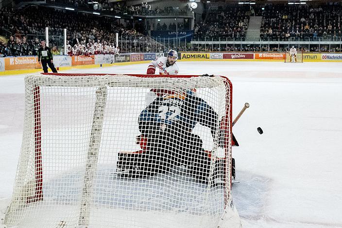 Benjamin Nissner (EC Red Bull Salzburg) vergibt gegen Tormann Rasmus Tirronen (Steinbach Black Wings Linz) im Shoot out, Steinbach Black Wings Linz vs EC Red Bull Salzburg, Linz AG Eisarena 