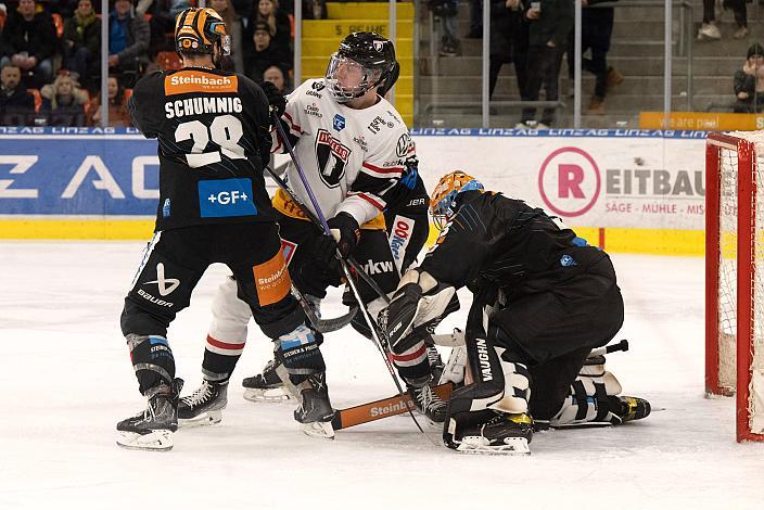 Martin Schumnig (Steinbach Black Wings Linz), Andreas Heier (Bemer Pioneers Vorarlberg), Tormann Thomas Höneckl (Steinbach Black Wings Linz) Steinbach Black Wings Linz vs Bemer Pioneers Vorarlberg, 40. Runde ICE Hockey League, Steinbach Black Wings Linz, Linz AG Eisarena 