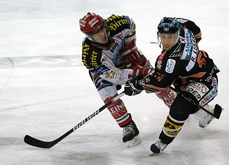 Robert Lukas Liwest Black Wings Linz,  im Duell mit Johannes Kirisits EC KAC