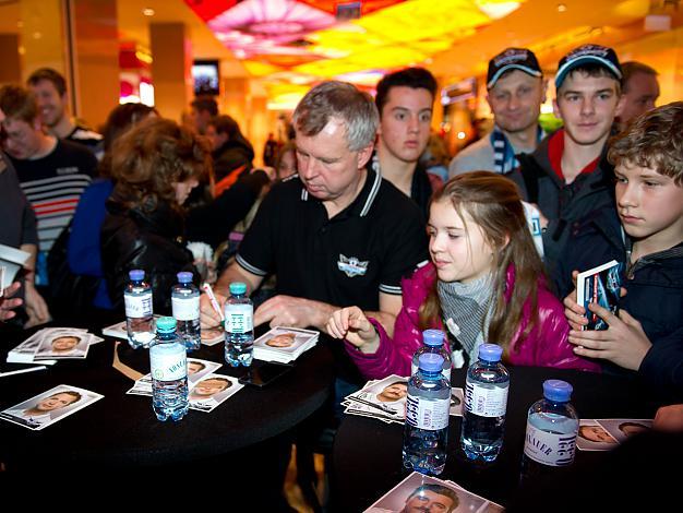 Trainer Robert Daum mit Fans, Lentia City
