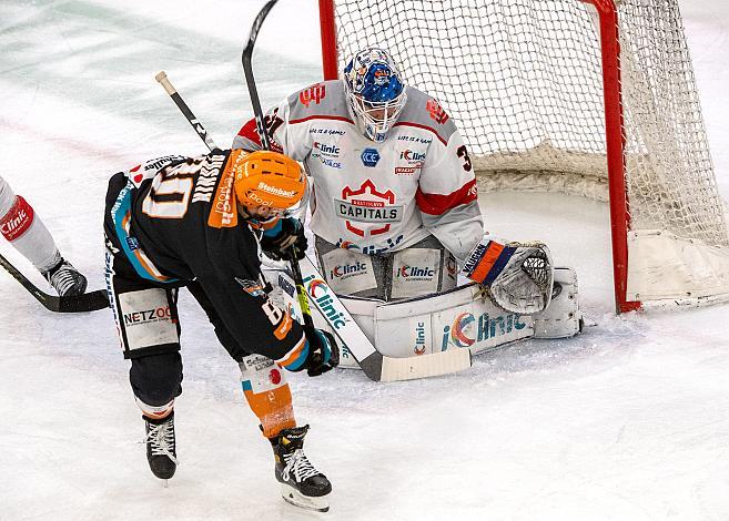 Julian Pusnik (Steinbach Black Wings 1992), Tormann Jared Coreau (iClinic Bratislava Capitals) Steinbach Black Wings 1992 vs iClinic Bratislava Capitals, Qualifikationsrunfe Eishockey, Bet at Home ICE Hockey League
