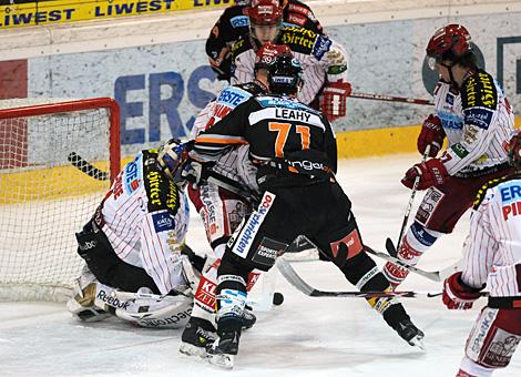 Pat Leahy Liwest Black Wings Linz, vor dem Tor des KAC gehuetet von Jordan Parise, EC KAC