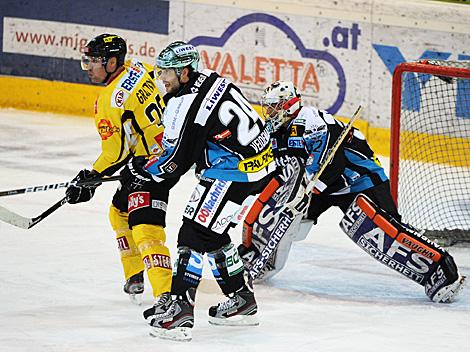 Adrian Veideman, Linz und Benoit Gratton, Vienna vor Linz Goalie Alex Westlund, EHC Liwest Black Wings Linz vs. UPC Vienna Capitals 
