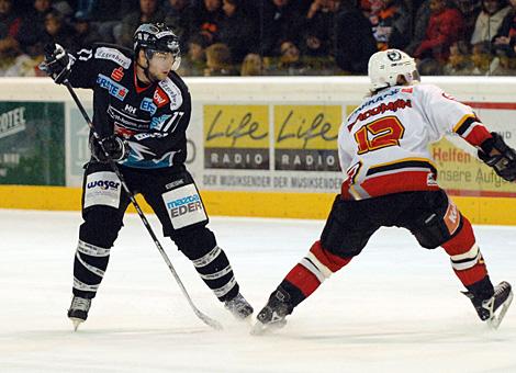 #12 David Rodman, Stuermer, HC Acroni Jesenice und der Linzer Verteidiger, #77 Ryan Gaucher, EHC Liwest Black Wings.