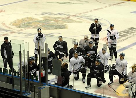 Kim Collins, Trainer Liwest Black Wings Linz erklaert die Uebungen beim Training dem Team.