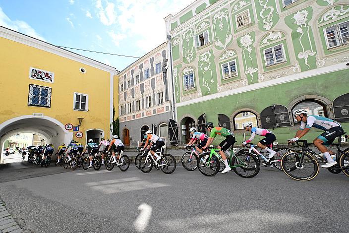 Das Peloton in Oberndorf am Inn, 2. Etappe Eferding - Reichersberg, Oberösterreich Rundfahrt