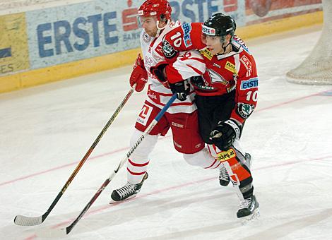 #10 Daniel Oberkofler, Stuermer, Team Austria gehalten von der #26 Morten Dahlmann, Team Danmark.
