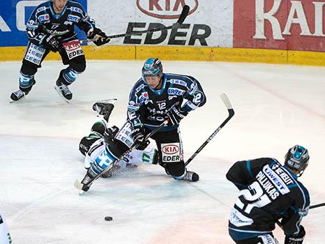 Chad Rau, Linz im Angriff. EHC Liwest Black Wings Linz vs HDD Telemach Olympija Ljubljana