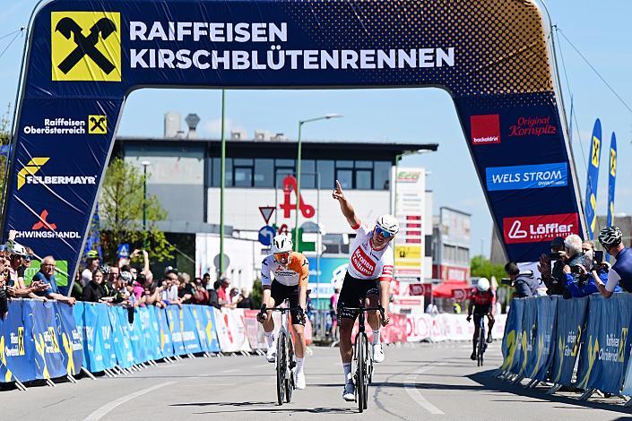 Sieger und führender Road Cycling League Tobias Nolde (GER, Team Vorarlberg), Paul Buschek (AUT, Schwingshandl Intralogistics), Herren Elite, U23, Road Cycling League Austria, 64. Raika Kirschbluetenrennen, Wels, Oberösterreich