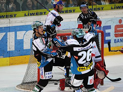 Danny Irmen und Rob Hisey, Linz feiern, EHC Liwest Black Wings Linz vs. EC Red Bull Salzburg
