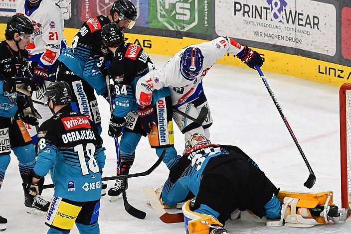 Benjamin Corbeil (HC Tiwag Innsbruck - Die Haie), Tormann Rasmus Tirronen (Steinbach Black Wings Linz) 33. Runde ICE, Steinbach Black Wings Linz vs HC Innsbruck, Linz AG Eisarena 