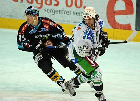 #15 Matthias Iberer, Stuermer, EHC Liwest Black Wings Linz im Duell mit der #38 Frank Banham, Olympia Laibach.