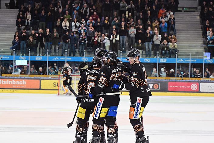 Die Steinbach Black Wings Linz feiern das Tor zum 2 zu 1 durch Graham Knott (Steinbach Black Wings Linz), 16. Runde ICE, Steinbach Black Wings Linz vs Vienna Capitals, Linz AG Eisarena
