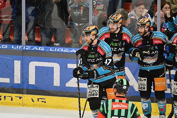 Logan Roe (Steinbach Black Wings Linz) feiert den Treffer zum 2 zu 3,  Semifinale 2, Win2Day ICE Hockey League, 2. Semifinale, Steinbach Black Wings Linz vs EC KAC,  Linz AG Eisarena