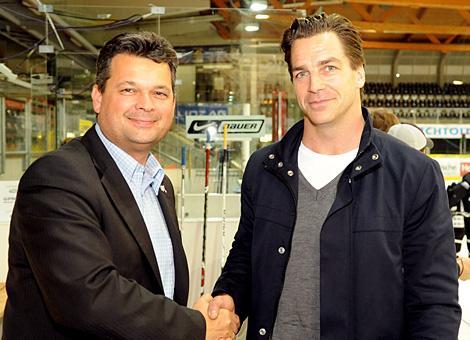 Der Verteidiger, Petri Liimatainen, SWE, verstaerkt die Liwest Black Wings Linz. Hier wird er von Peter Freunschlag in der Linzer, Keine Sorgen Arena, begruesst.