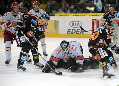 Im Bild Gerd Gruber Liwest Black Wings Linz, vor Dov Grumet-Morris, HK Acroni Jesenice.