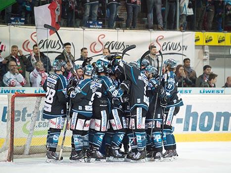 Linz feiert, EHC Liwest Black Wings Linz vs HCB Suedtirol, 7. Viertelfinale