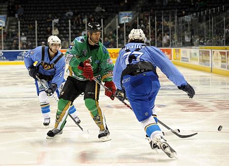 Todd Bertuzzi, Stuermer, London Pro Knights im Angriff auf das Muenchner Tor.
