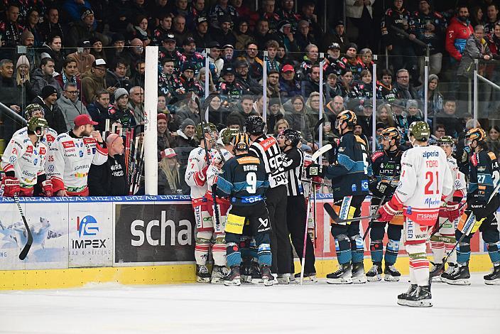 Rangelei an der Bande Steinbach Black Wings Linz vs HCB Südtirol Alperia, ICE Eishockey Liga, Linz AG Eisarena