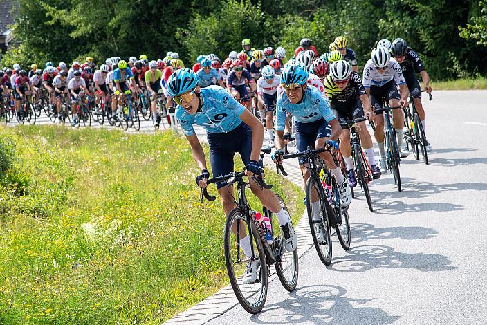 Das Feld am Weg zur Bergwertung Haselbach, im Bergtrikot Artem Shmidt (USA, Cannibal Team), Hugo Tapiz (FRA, Academy U19 la Pomme marseille), Rohrbach - Rohrbach, Int. "Keine Sorgen" Junioren Rundfahrt UCI Kat. 2.1 MJ