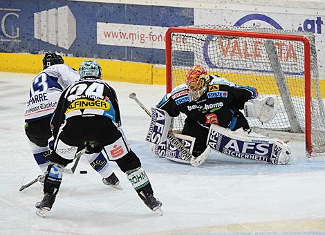 Lorenz Hirn Tormann, Linz klaert gegen Daniel Sparre, Straubing, Liwest Black Wings Linz vs Straubing Tigers 