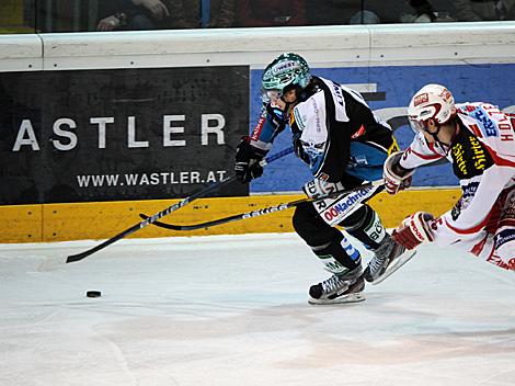 Danny Irmen im Angriff, EHC Liwest Black Wings Linz vs. EC KAC